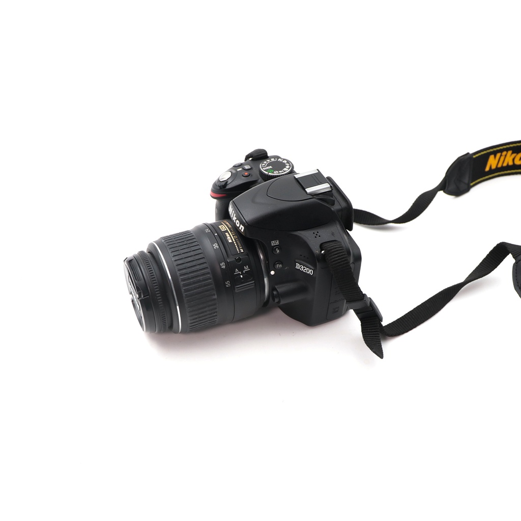 Nikon D3200 + Nikon DX AF -S Nikkor 18-55 mm 1:3.5-5.6 + Cover + Charger