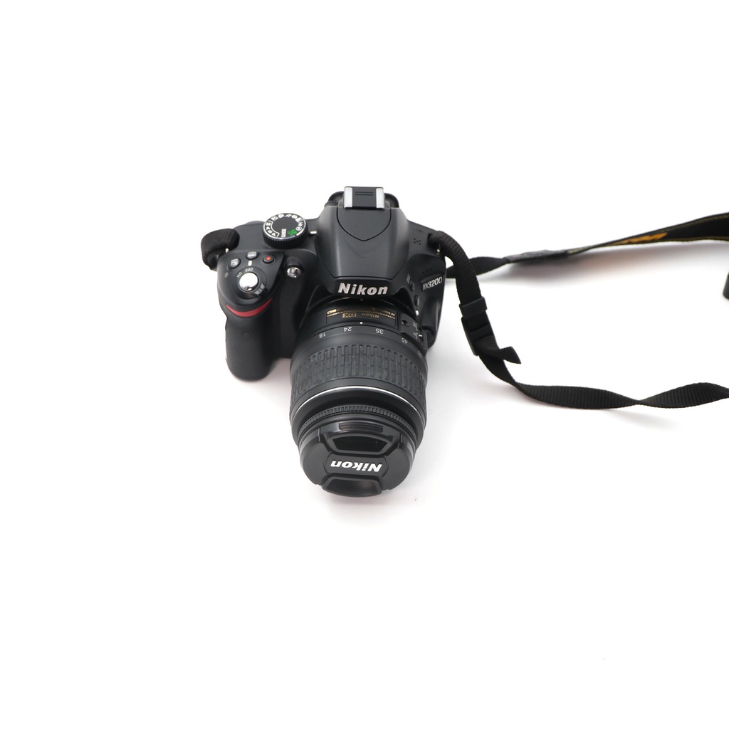 Nikon D3200 + Nikon DX AF -S Nikkor 18-55 mm 1:3.5-5.6 + Cover + Charger
